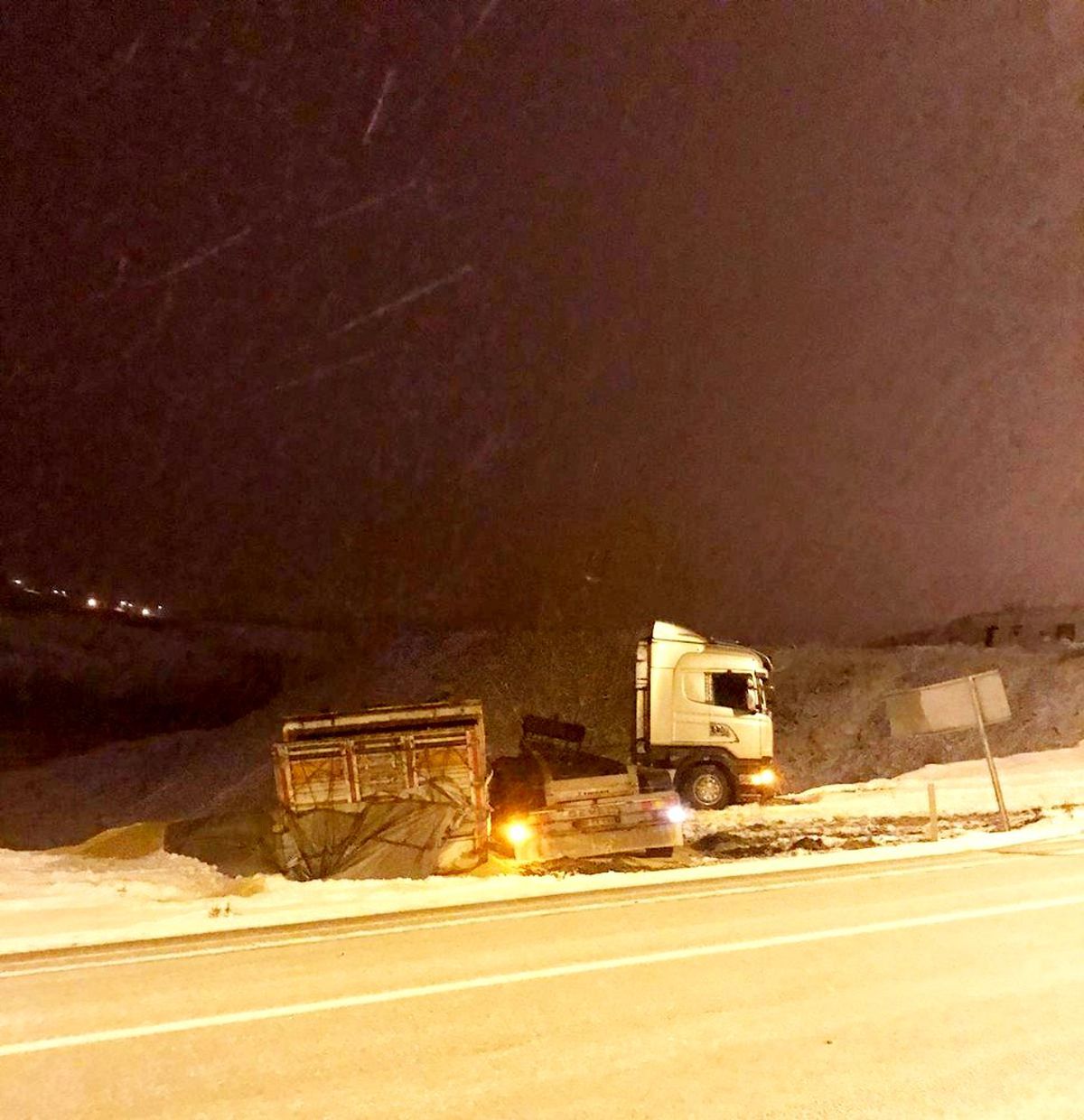 Sorgun\'da karla kaplı yolda savrulan tır kameralara yansıdı