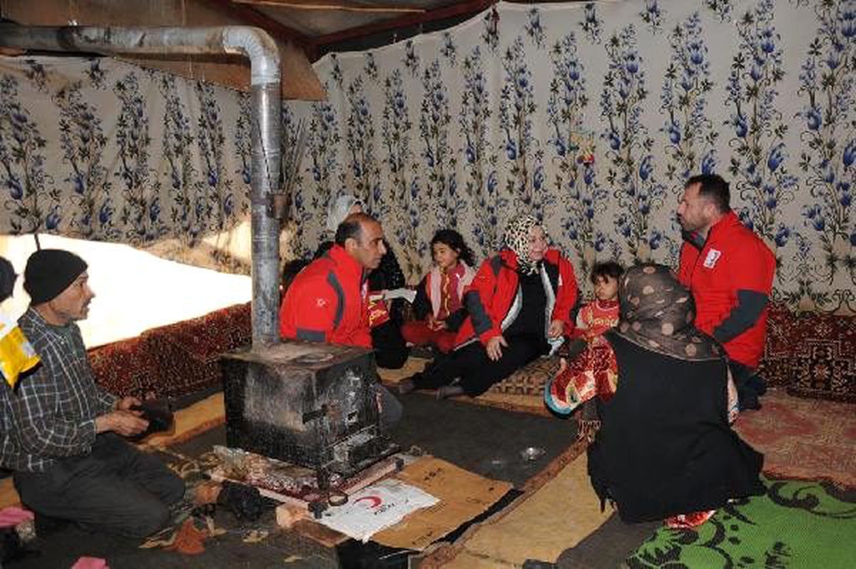 Suriyeli çocuklara ayakkabı ve mont