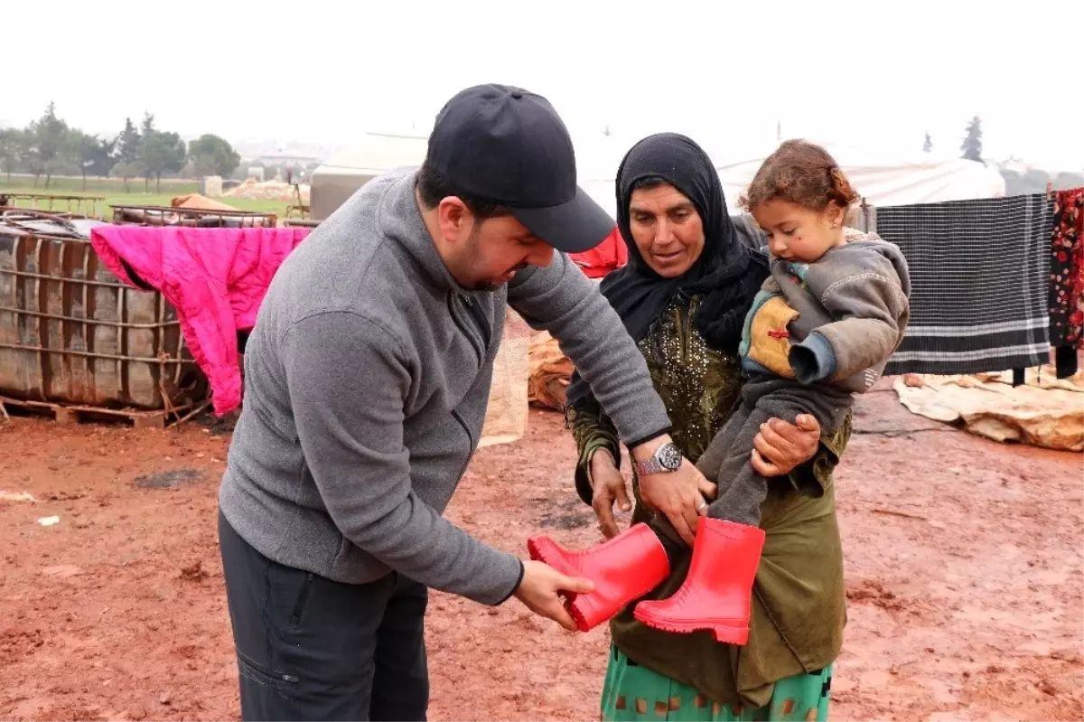 Suriyeli çocuklara çizme yardımı