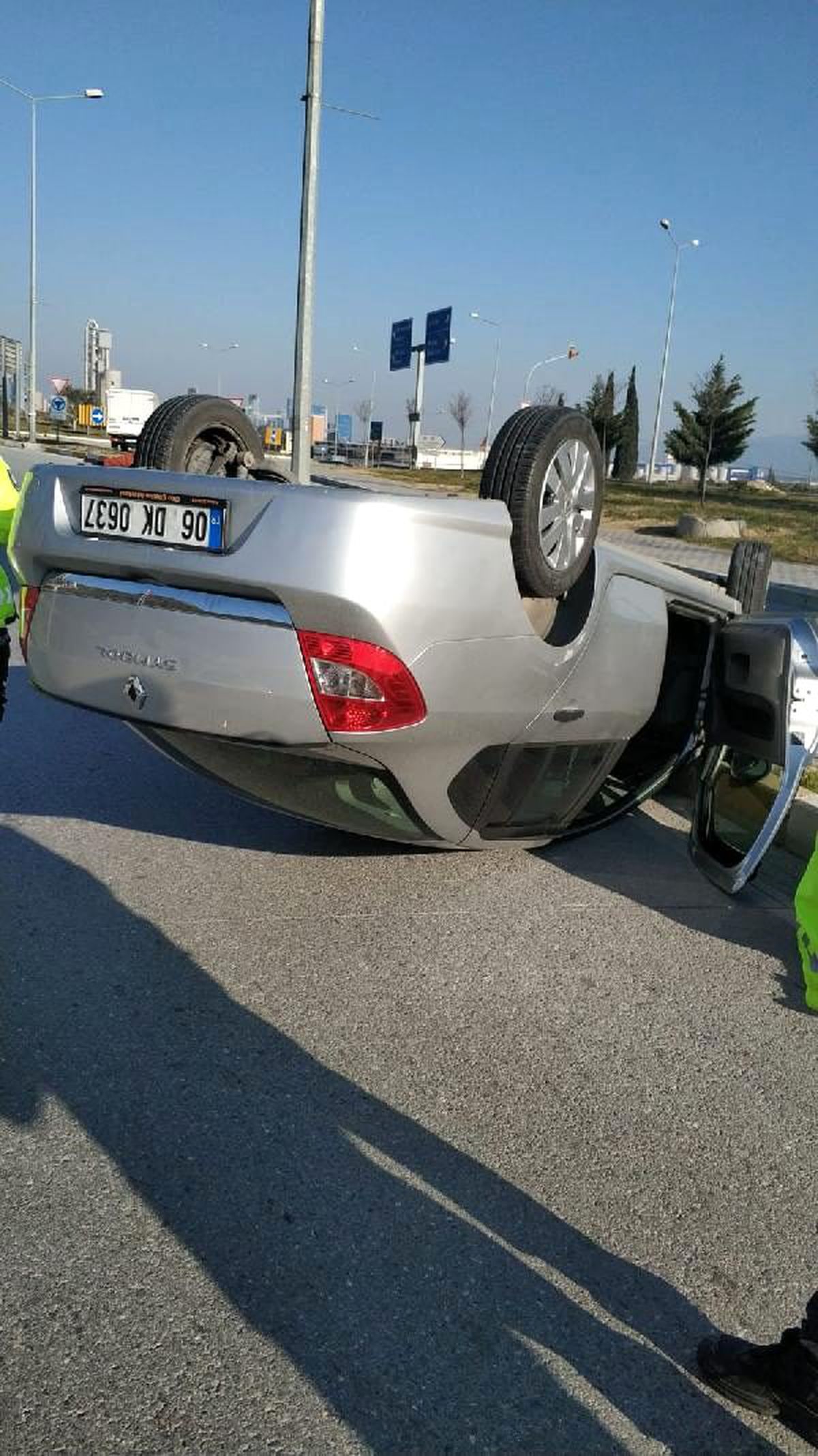 Takla atan otomobildeki çift yaralandı