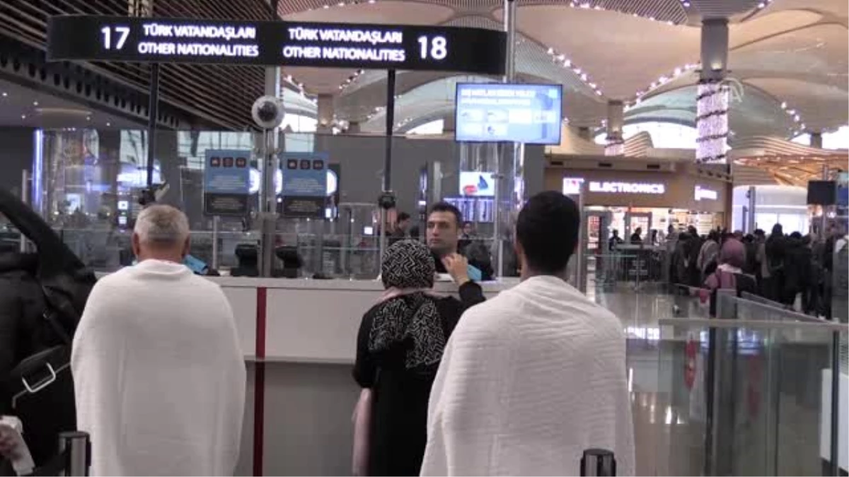 Turkuaz yelekli pasaport polisleri, İstanbul Havalimanı\'nda hizmet vermeye başladı