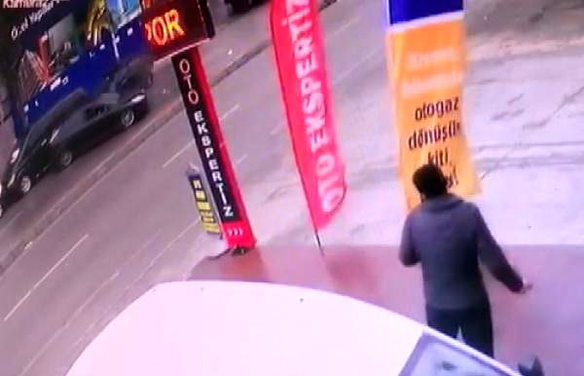 Ümraniye\'de 3 araca çarpıp kaçan otomobil kamerada
