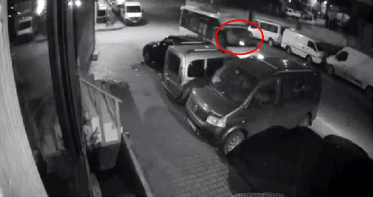 Uyuyakalan minibüs sürücüsü park halindeki araçlara çarptı