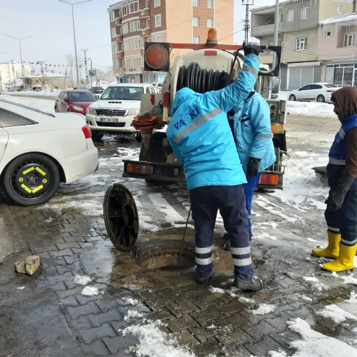 VASKİ ekipleri, soğuk ve kara rağmen hizmeti aksatmıyor