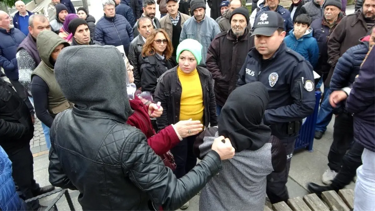 Yaşlı annesinin cüzdanını çaldığını öne sürdüğü kadını böyle yakaladı