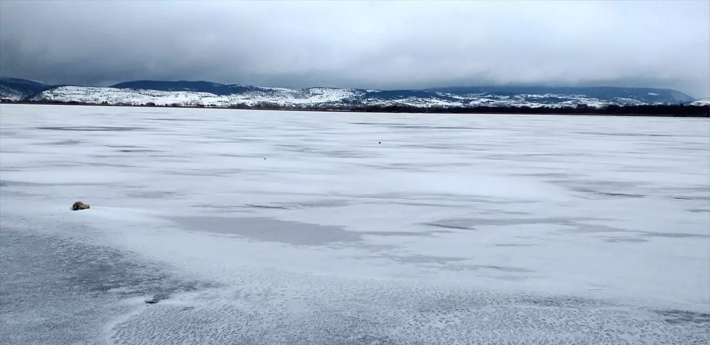 Yeniçağa Gölü buz tuttu