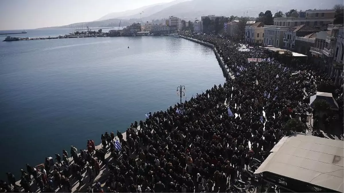 Yunan adalarında \'göçmen krizi\' protestosu: 10 bin kişi yürüdü