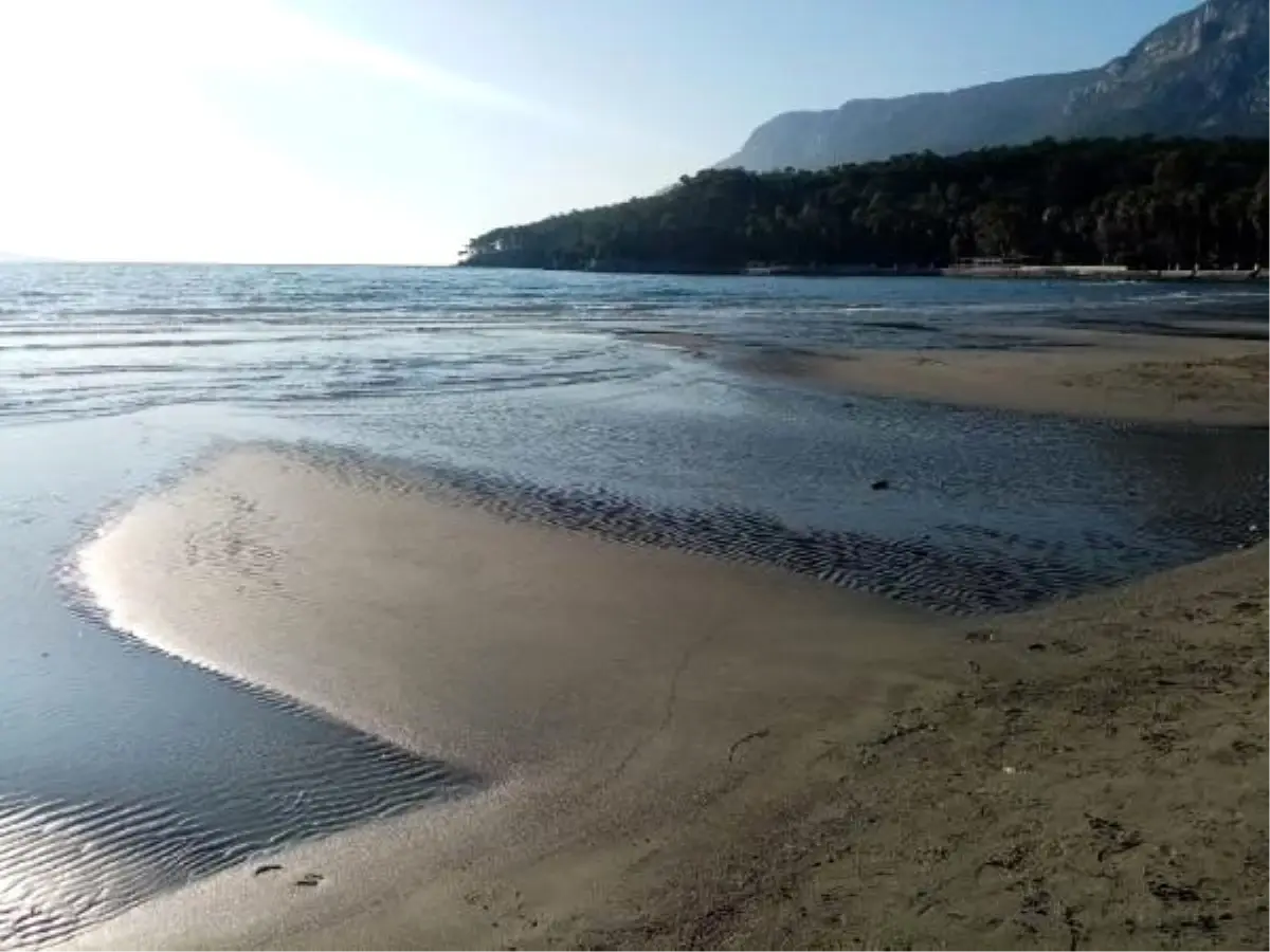 Akyaka\'da deniz yine çekildi