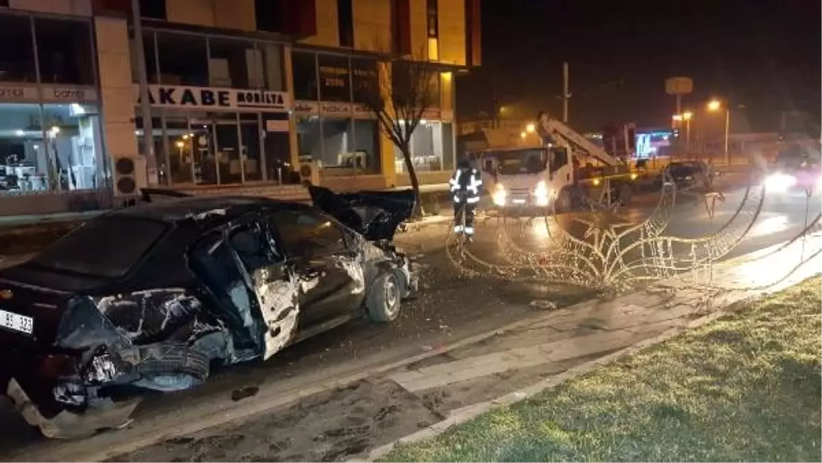 Alkollü sürücü, otomobille aydınlatma direğine çarptı