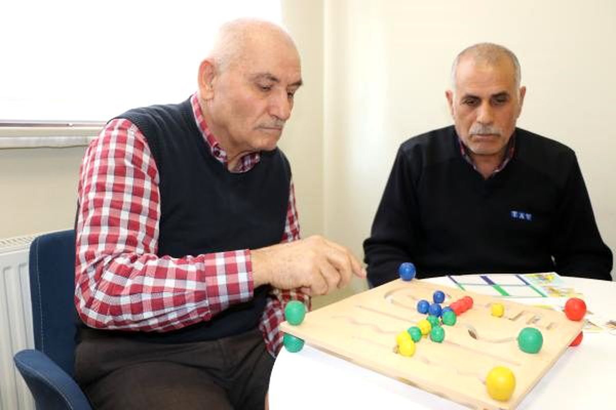 Alzheimer hastaları ve yakınları buluşma merkezinde moral buluyor