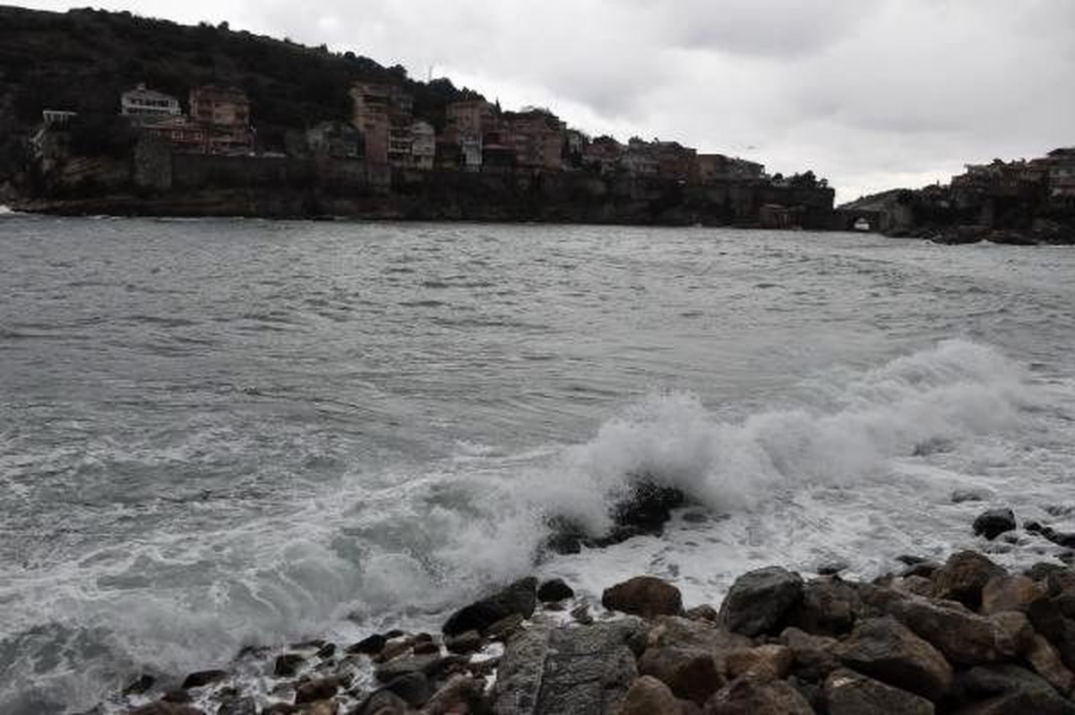 Amasra\'da şiddetli rüzgar; denizde 3 metreyi bulan dalgalar oluştu