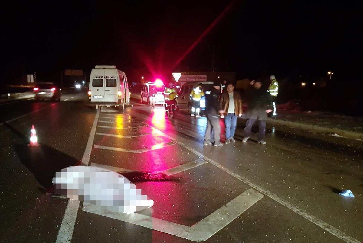Amasya\'da minibüsün çarptığı 2 kişi hayatını kaybetti