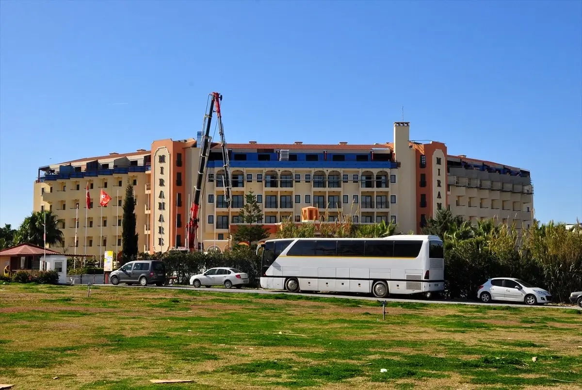 Antalya\'da otel tadilatında çalışırken yüksekten düşen işçi öldü