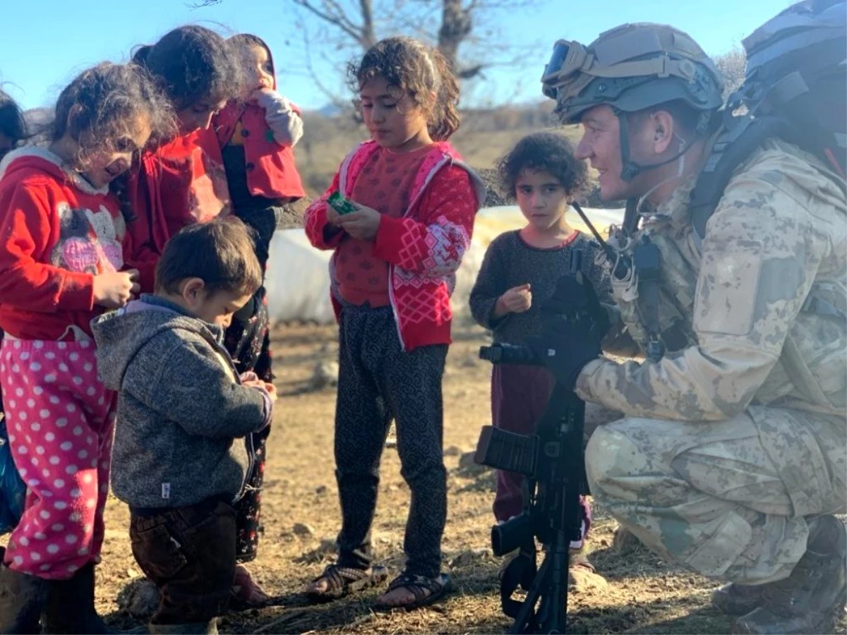 Asker şefkati çocukları mutlu etti