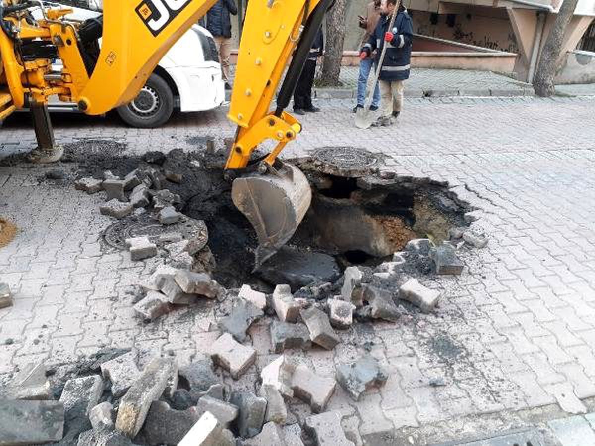 Avcılar\'da yolda çökme