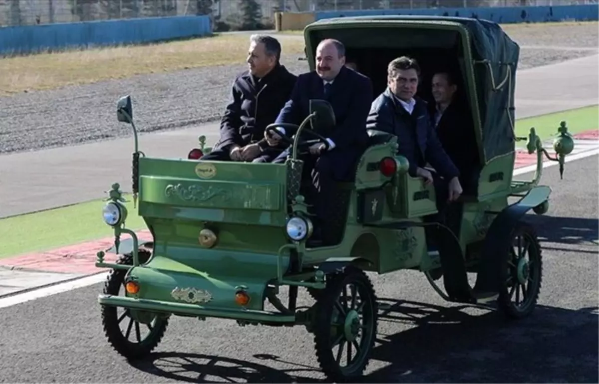 Bakan Varank, yerli üretim elektrikli faytonun direksiyonunda