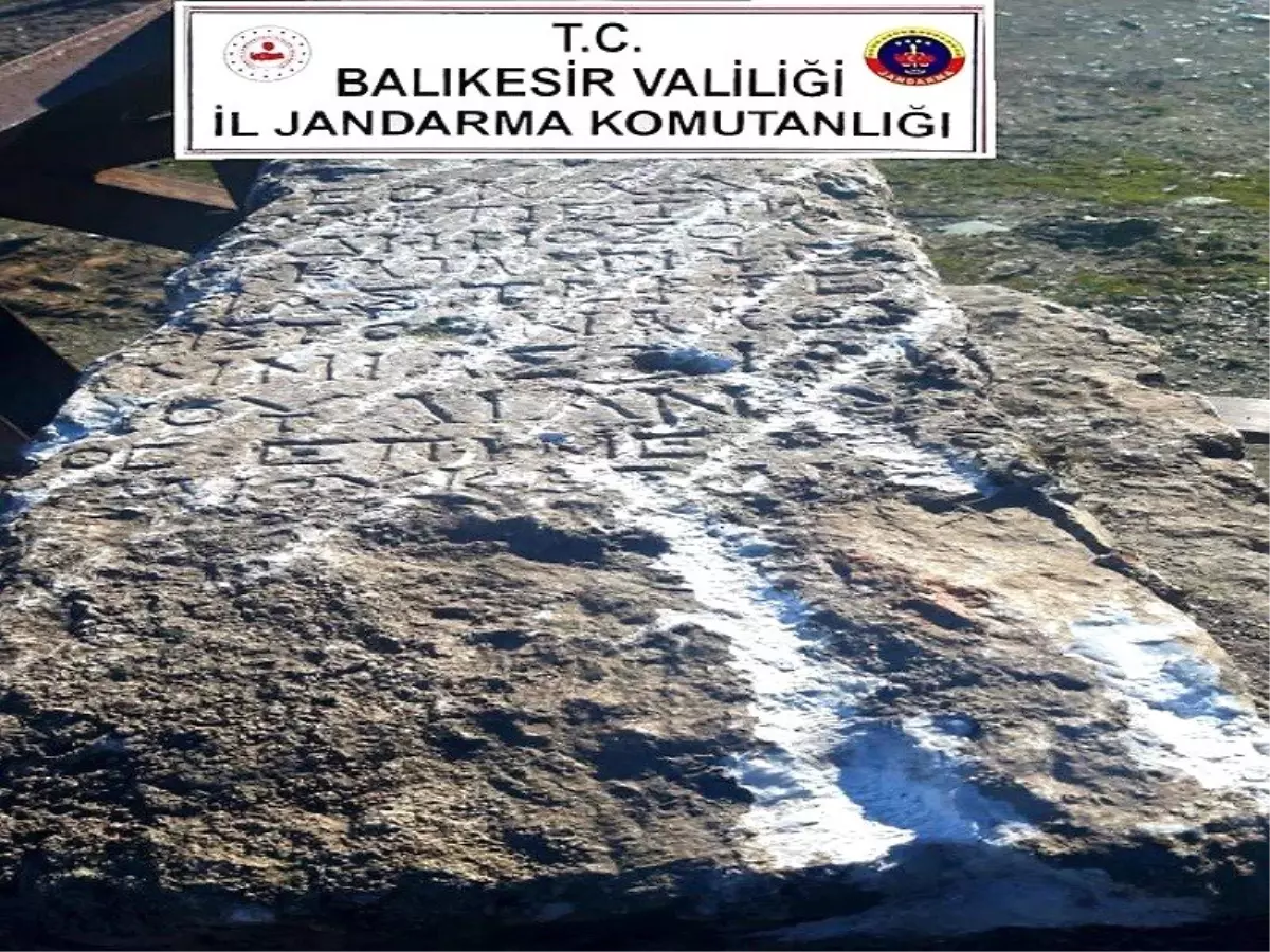 Balıkesir\'de antik mezar taşı ele geçirildi