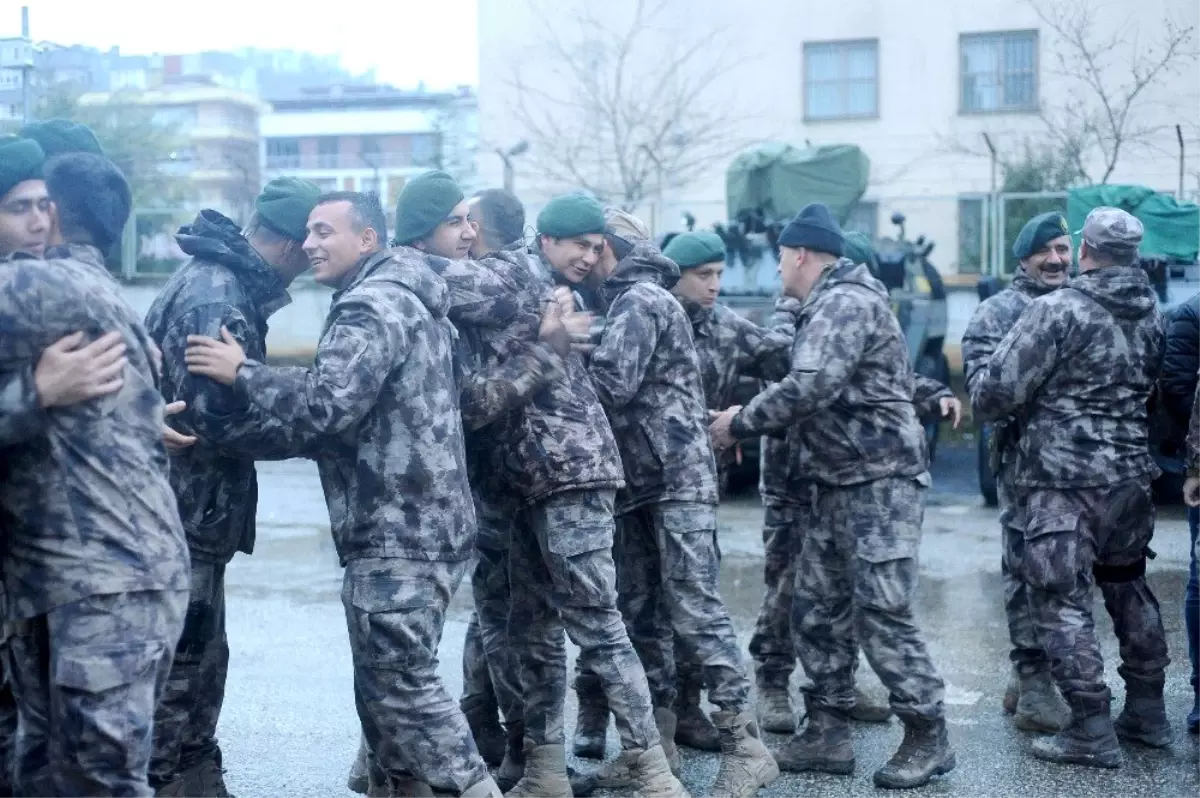 Barış Pınarı Harekatı\'ndan dönen Polis Özel Harekata mehterli karışlama