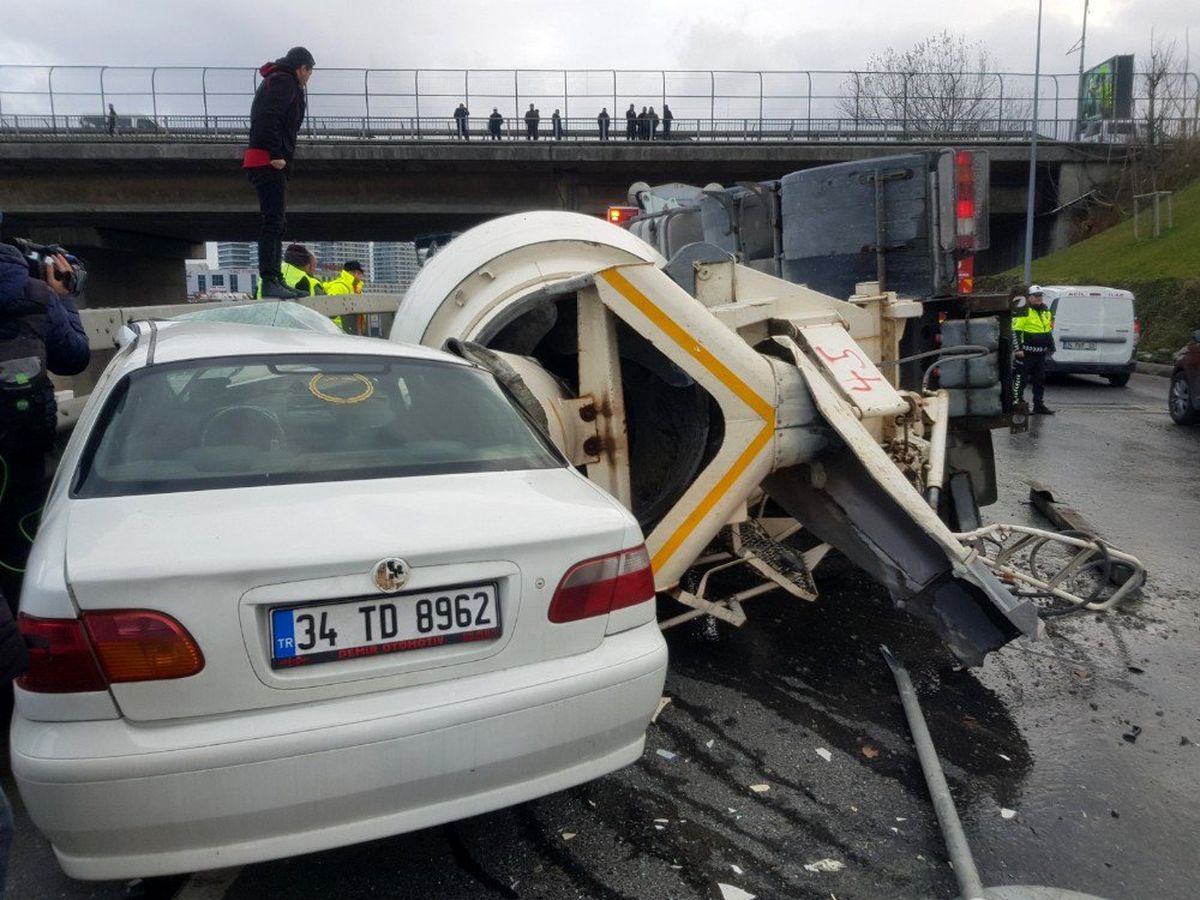 Beton mikseri otomobilin üzerine devrildi