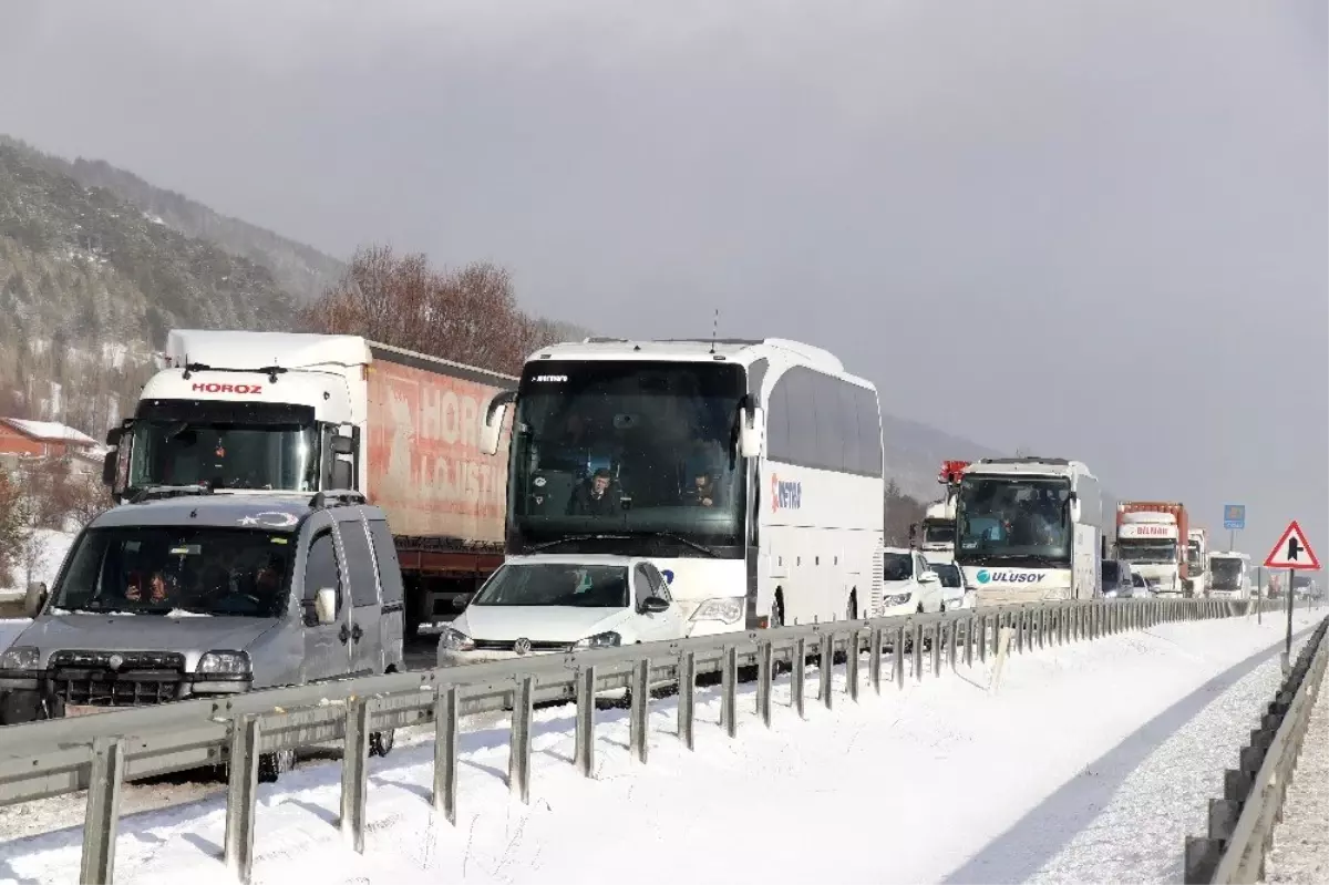 Bolu\'da, kar yağışı nedeniyle yaşanan kazalar D-100 kara yolunu kapattı