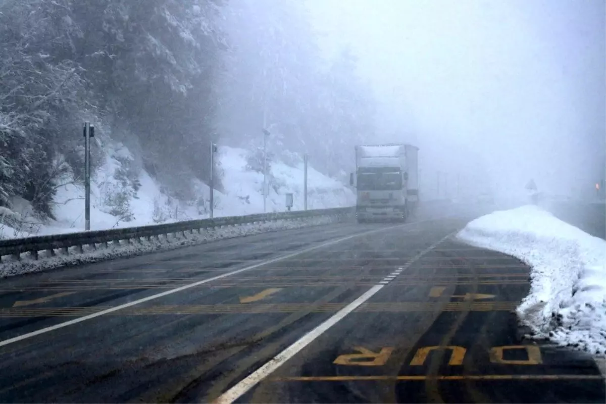 Bolu\'da, ulaşıma kapanan Karabük-Gerede yolu 4 saatin sonunda açıldı