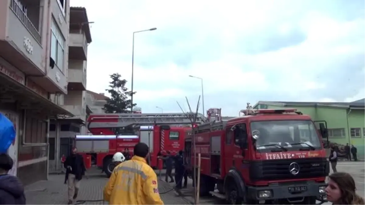 Depodaki yangında dumanın apartmana yayılmasından 10 kişi etkilendi