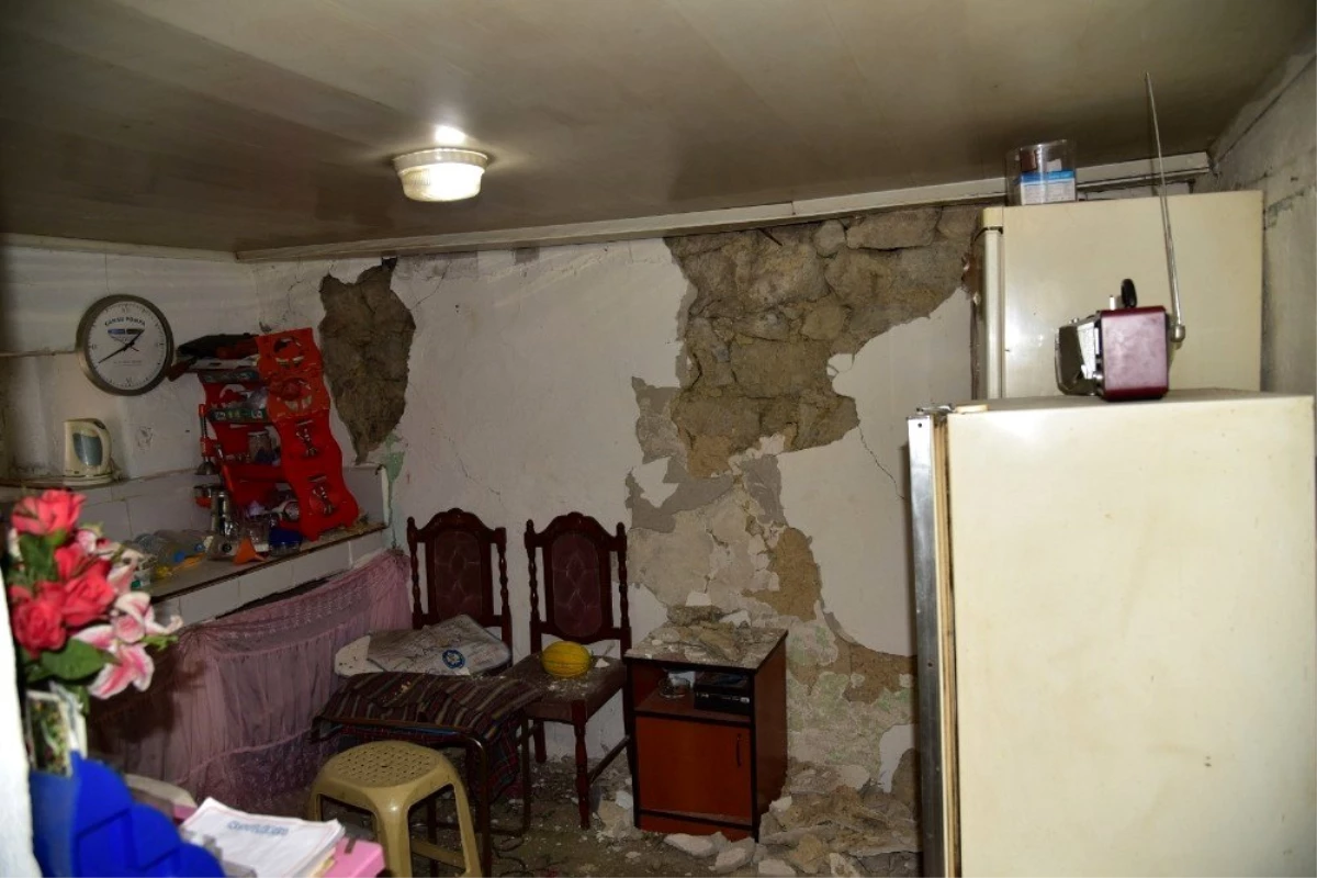 Deprem Akhisar ve Kırkağaç\'taki binalarda hasara neden oldu