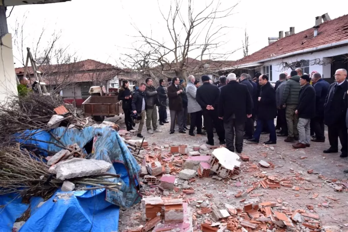 Deprem Akhisar ve Kırkağaç\'taki binalarda hasara neden oldu