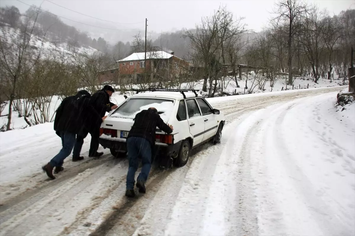 Düzce\'de kar yağışı trafiği olumsuz etkiledi