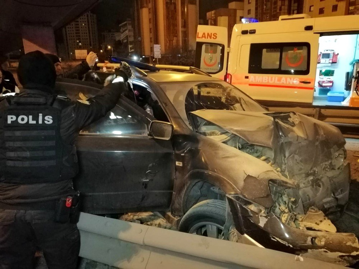 Ehliyetsiz sürücü kaçırdığı otomobille köprü ayağına çarptı