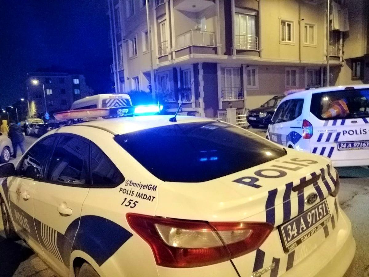 Elinde silahla balkona çıkıp ateş eden şahıs yakalandı