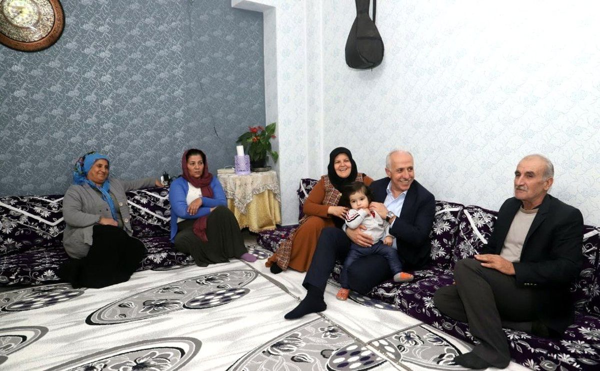 Gültak, fenomen olan temizlik görevlisini evinde ziyaret etti
