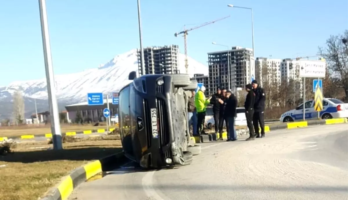 Isparta\'da virajı alamayan otomobil yan yattı: 2 yaralı