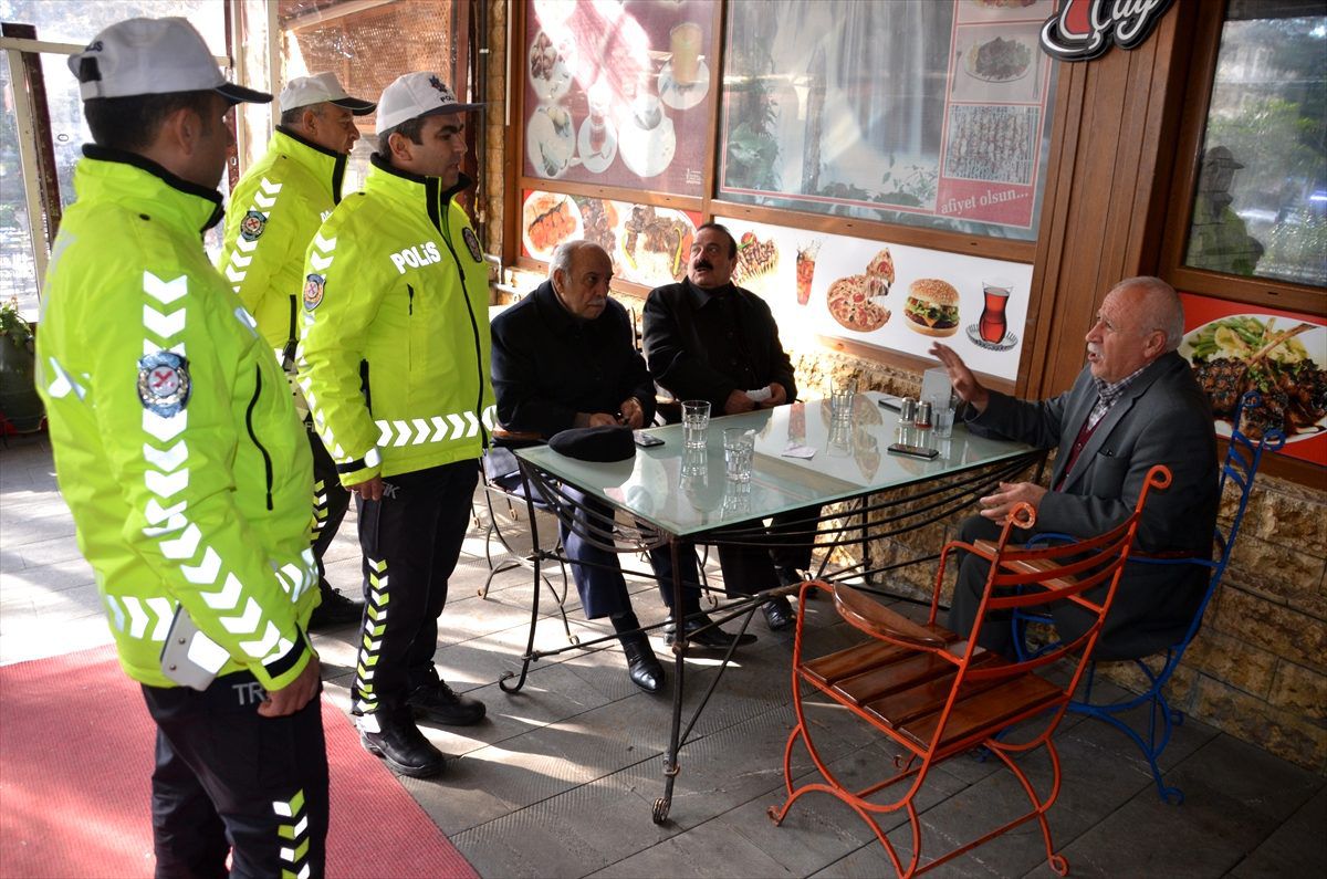 Kahramanmaraş\'ta trafik polislerinden sahada eğitim