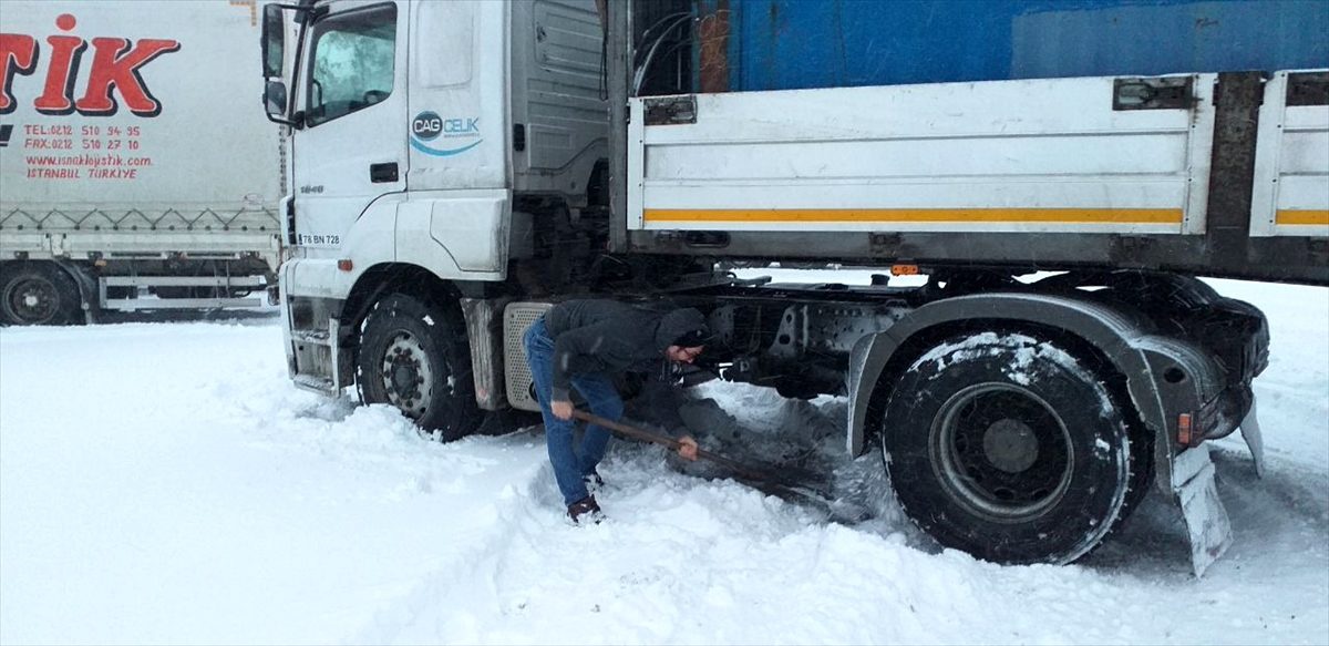 Karın etkili olduğu Bolu-Zonguldak kara yolu tır geçişine kapatıldı