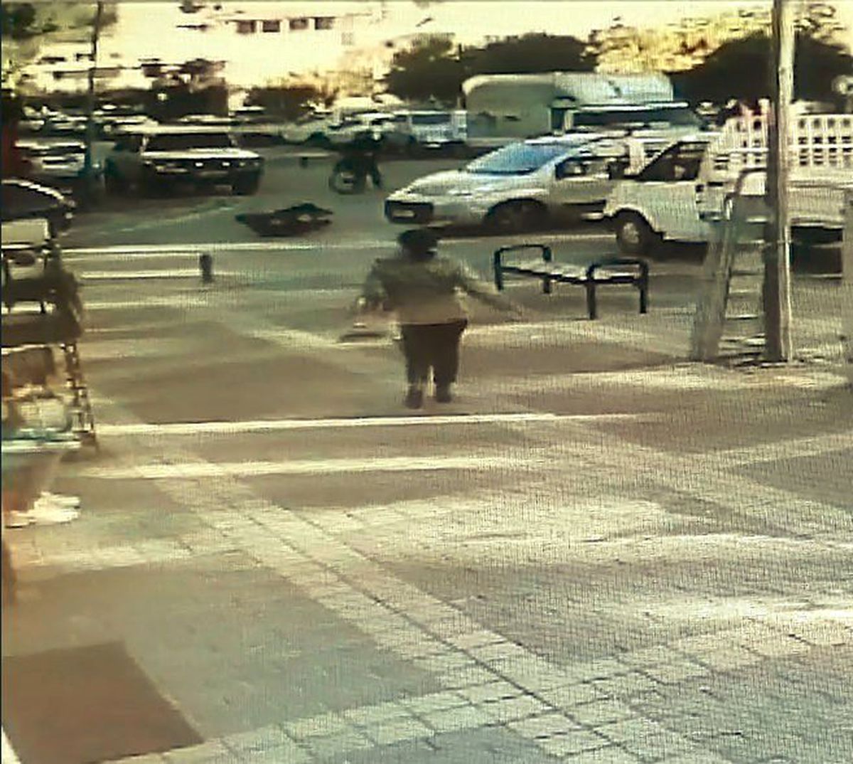 Kasksız motosiklet sürücüsü ölümden döndü