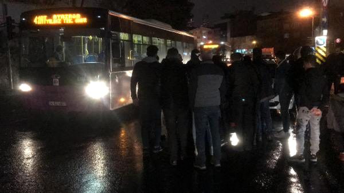 Kaza yapan yaralının yardımına hastane personeli koştu