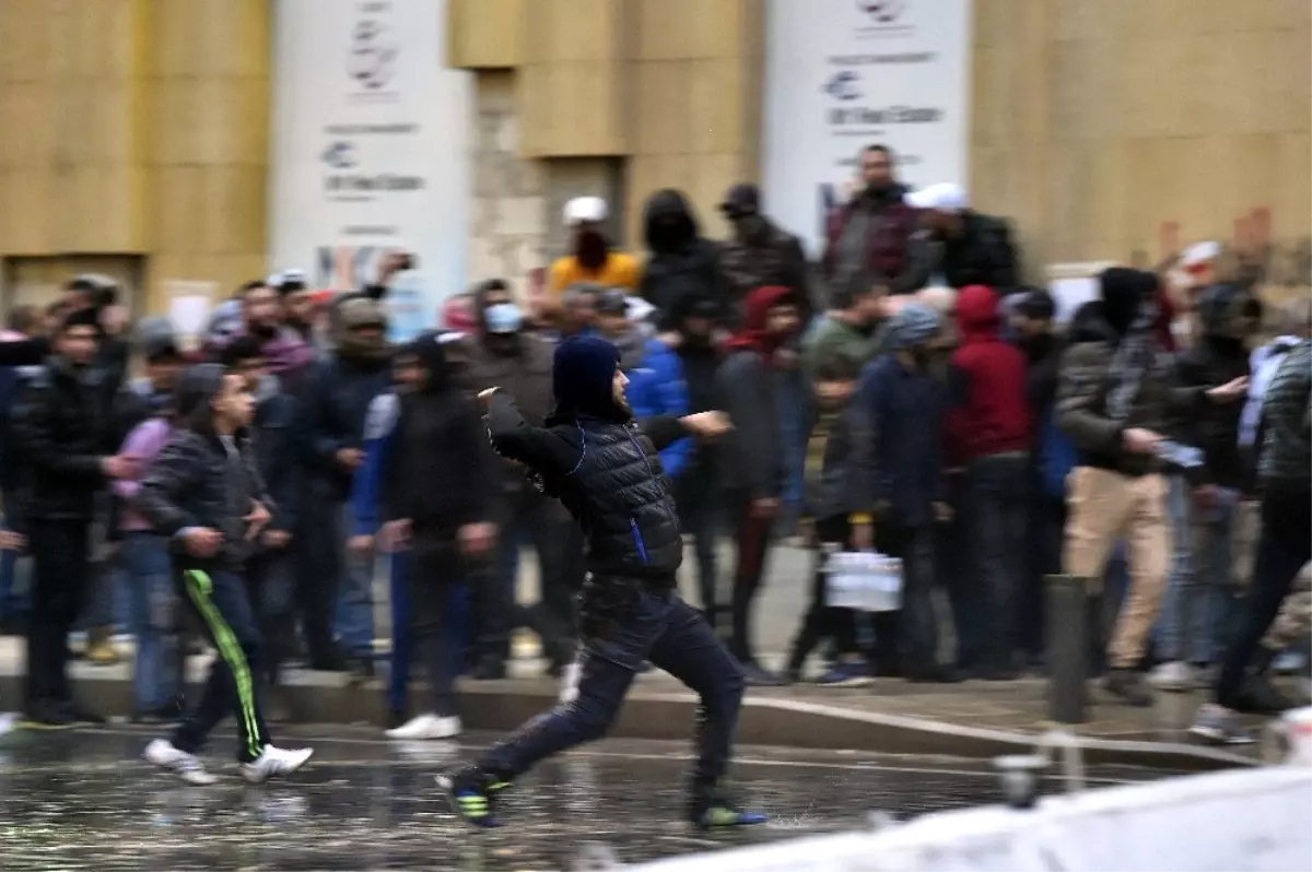 Lübnan\'da göstericiler yeni hükümeti protesto etti