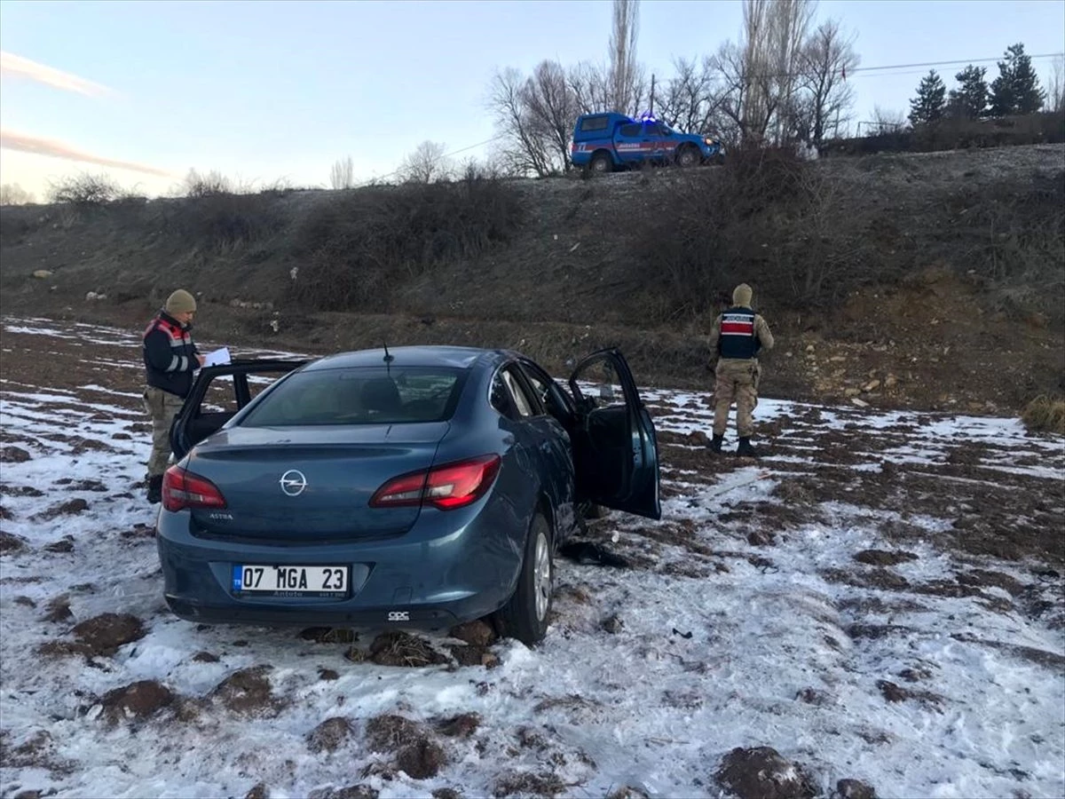 Malatya\'da otomobil şarampole devrildi: 5 yaralı