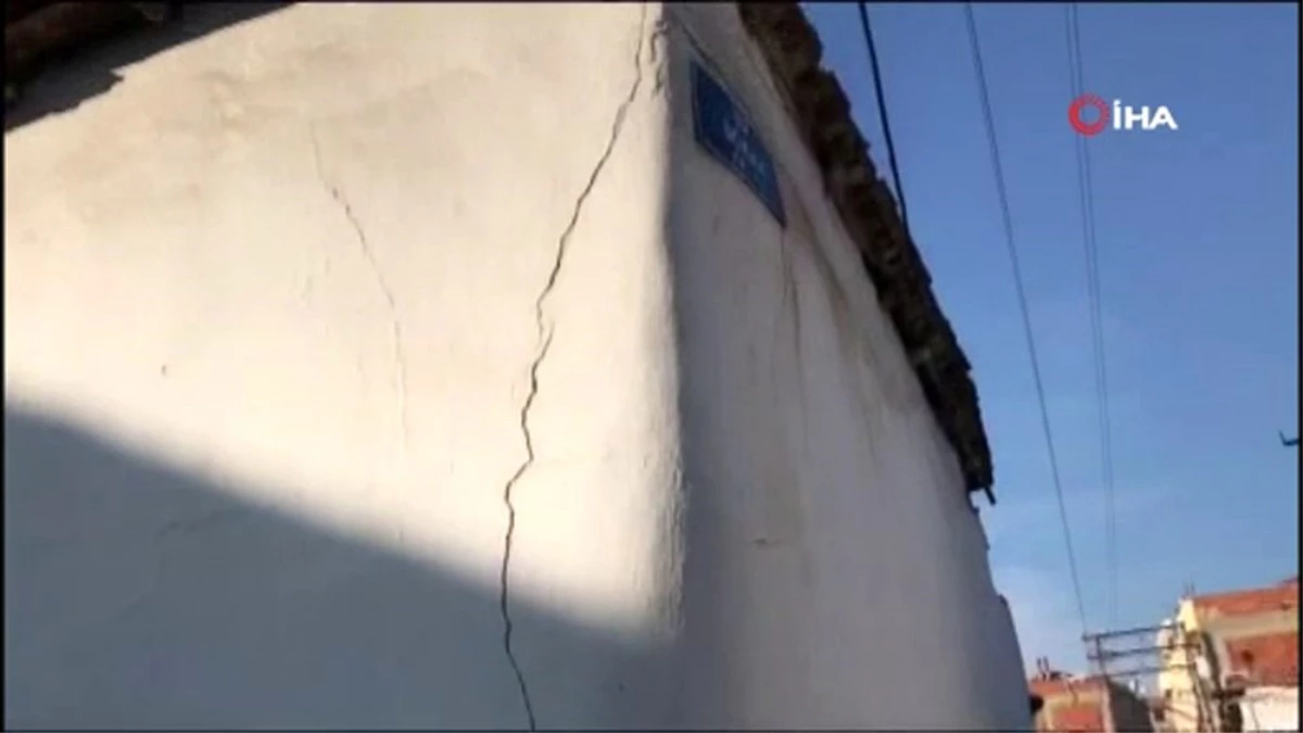 Manisa\'daki deprem sonrası binalarda çatlaklar oluştu