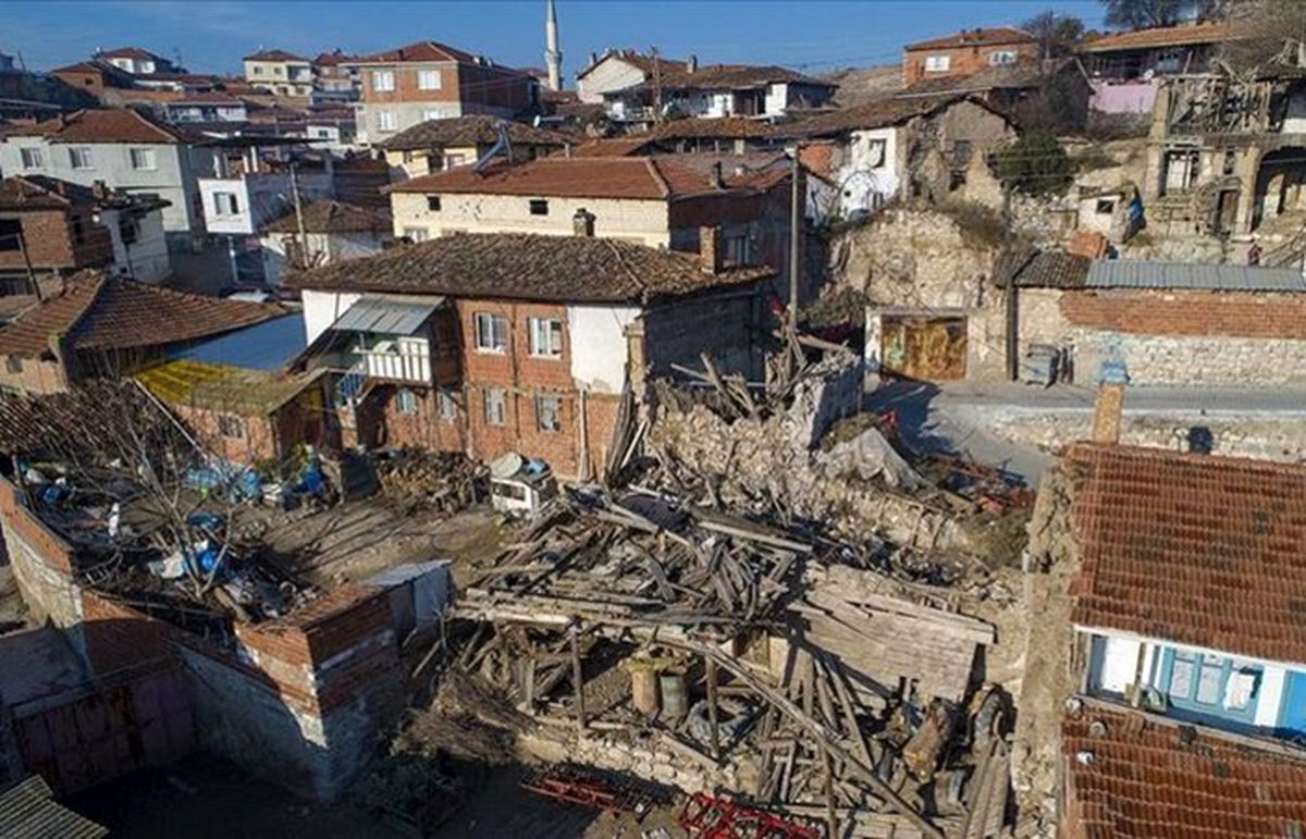 Manisa\'daki deprem sonrası hasar tespit çalışması başlatıldı