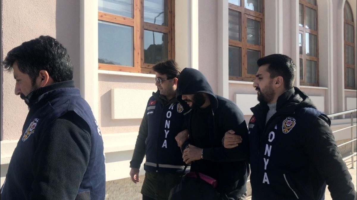 Market sahibini gasp eden cezaevi firarisi gizli bölmede yakalandı