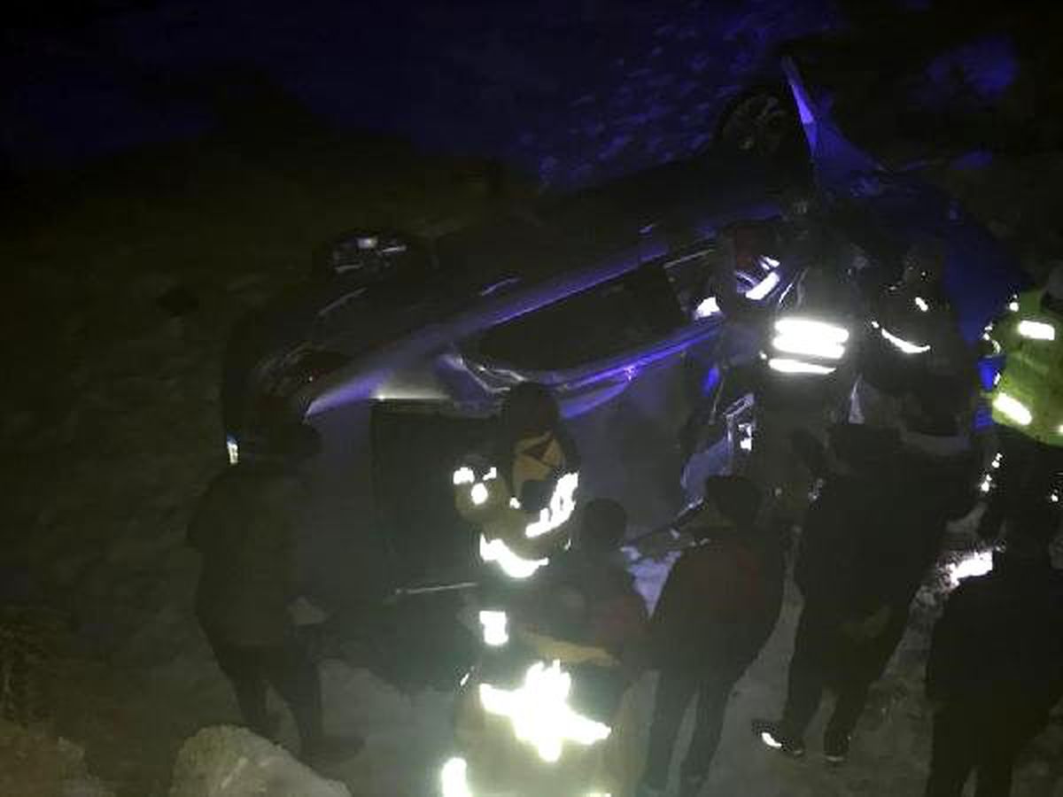Şarampole devrilen otomobildeki 2 kişi yaralandı