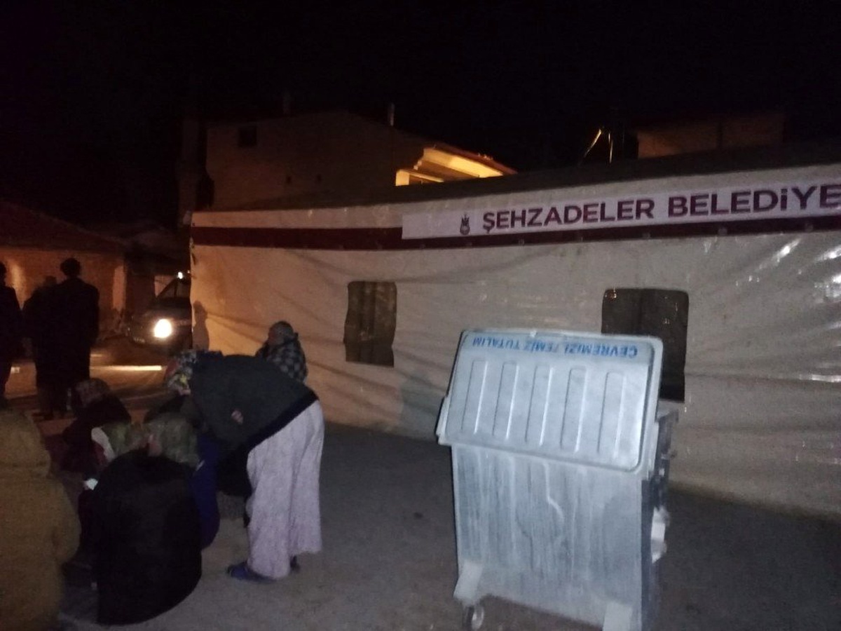 Şehzadeler Belediyesinden deprem bölgesine çadır desteği