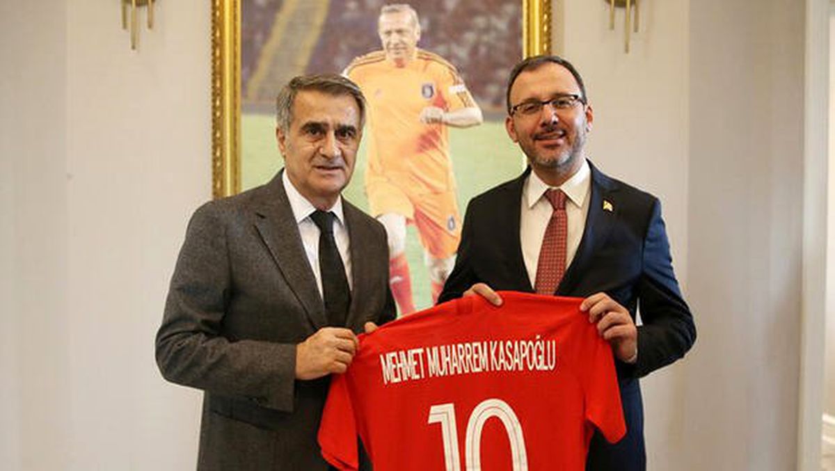 Şenol Güneş\'ten Kasapoğlu\'na hediye