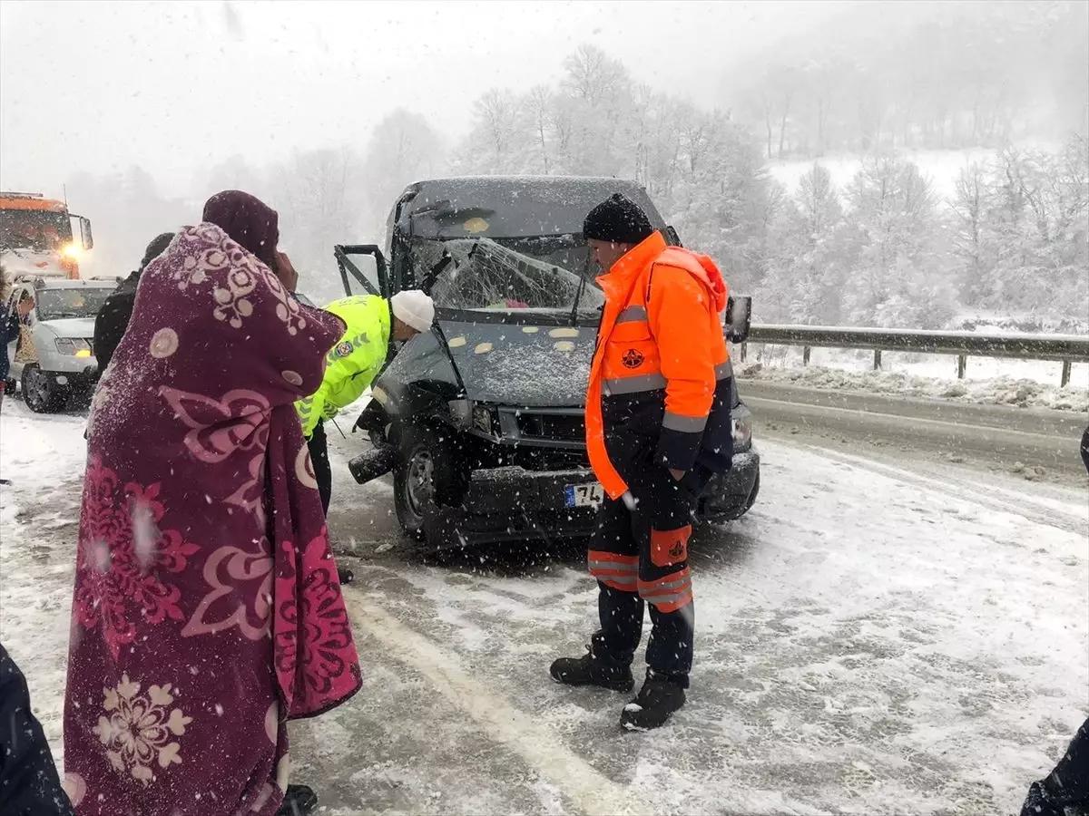 Sinop\'ta kar yağışı trafik kazalarına neden oldu