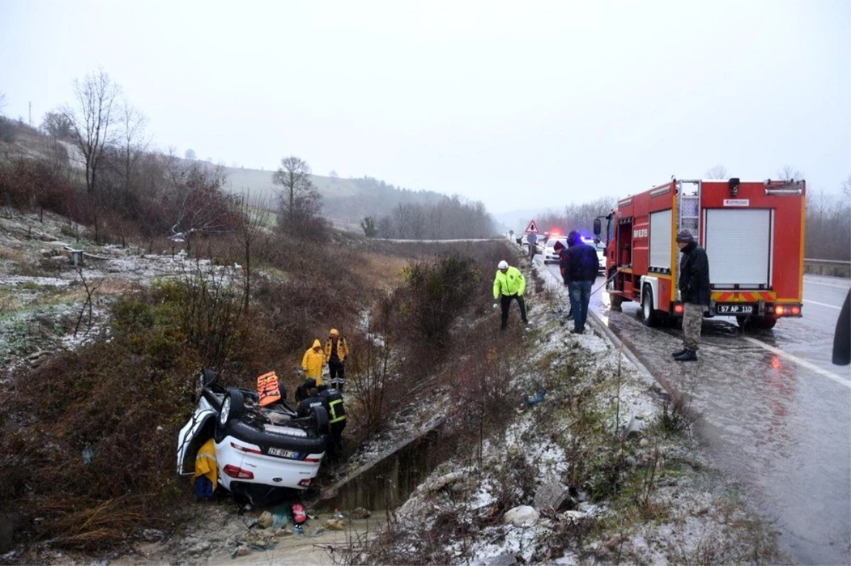 Sinop\'ta karda kayan otomobil şarampole yuvarlandı: 2 yaralı