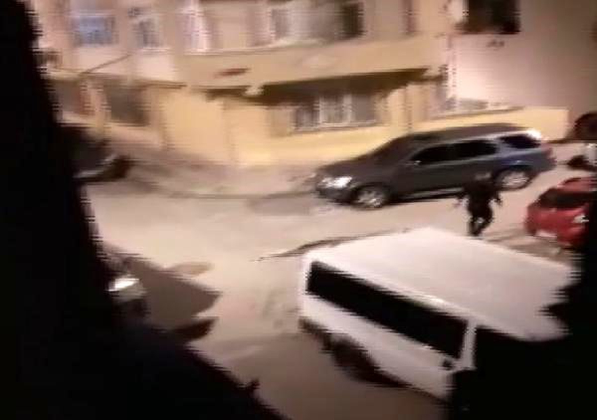 Sultangazi\'de kumaş çalan hırsızı kameraya kaydetti