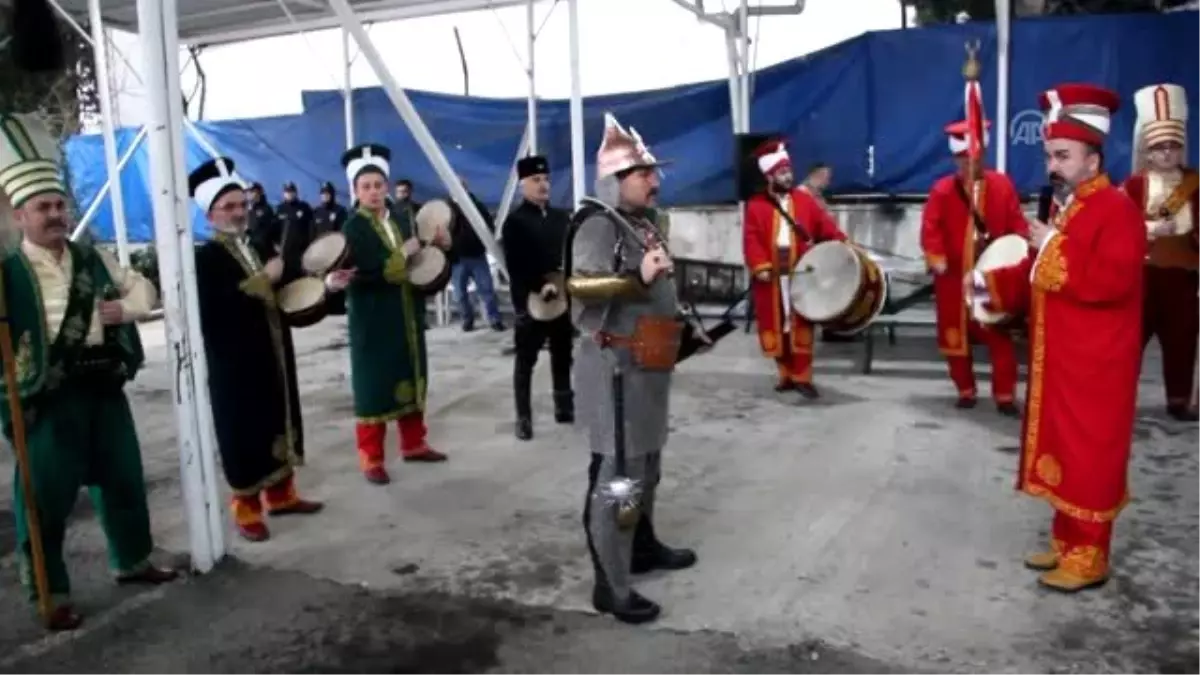 Suriye\'den dönen özel harekat polisleri mehter ve dualarla karşılandı