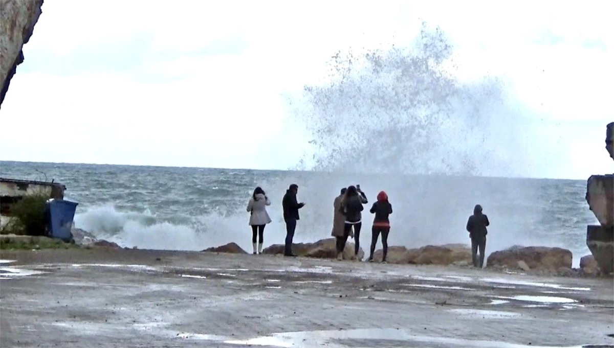 Turistler dev dalgalarla öz çekim peşine düştü